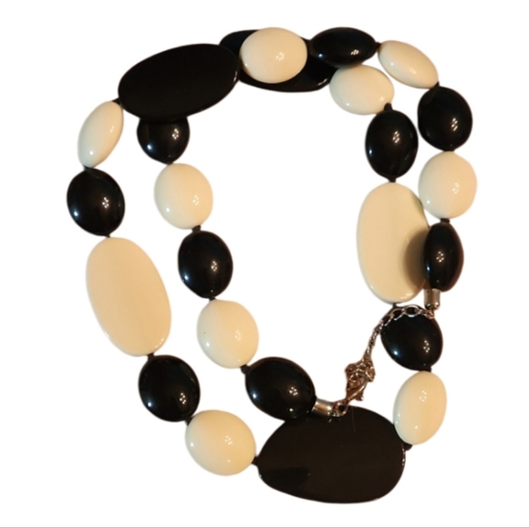 Black white oval round plastic vintage new beaded necklace - Picture 1 of 2